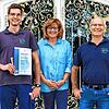 Marwin Stoll hat seine Gesellenprüfung als Kammersieger abgeschlossen. Mit ihm freuen sich Waltraud und Georg Baschnagel von seinem ...