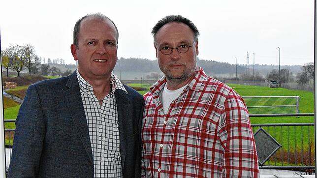 Gärtner Arnulf Hosch (links) und Steinmetz Frank Teufel haben ein Konzept für eine Grabanlage in Heudorf entwickelt.