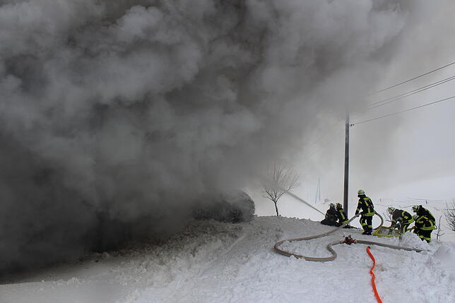 Riesenrauchwolke über der Feuerwehr verdeutlicht die Herausforderungen dieses Einsatzes an einem brennenden Bauernhaus. Bild: Patrick Ganter