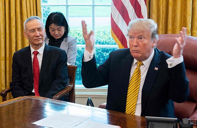US-Präsident Donald Trump (r.) spricht während eines Handelstreffens mit Chinas Vizepremier Liu He (l.) im Oval Office im Weißen Haus in ...