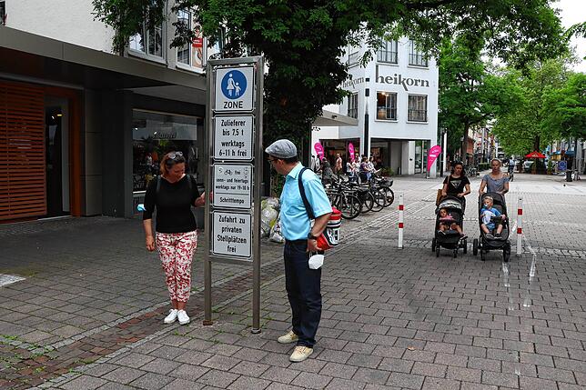 Petra Jacobi und Axel Huber am Beginn der Fußgängerzone bei Blumen Mauch. Hier sollen Poller verhindern, dass Autos einfach quer über ...