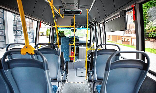 Innenansicht eines für den &bdquo;On-Demand-Verkehr&ldquo; in Tuttlingen vorgesehenen Kleinbusses mit Rollstuhl- oder auch ...