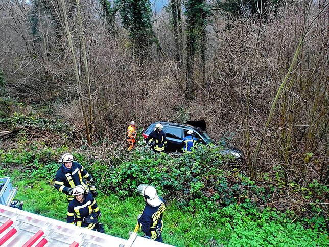 Das Auto kam nach links von der Fahrbahn ab und stand an einer Böschung in Schräglage. Daher konnten die beiden Insassen auf Grund ihrer ...