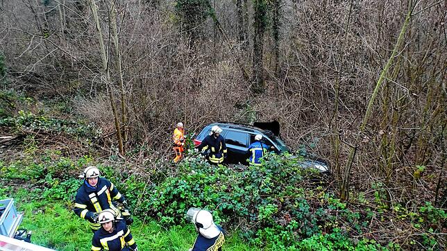 Das Auto kam nach links von der Fahrbahn ab und stand an einer Böschung in Schräglage. Daher konnten die beiden Insassen auf Grund ihrer ...