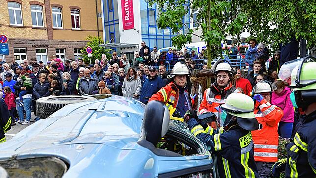 Die Feuerwehr setzt bei der Hauptprobe technisches Gerät ein, um eine im Fahrzeug eingeklemmte Person nach einem Verkehrsunfall zu ...