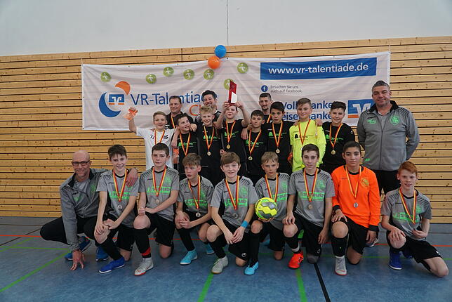 Jubel beim FC 08 Villingen (stehend): Die D-Junioren holten sich den Titel dank eines Endspielerfolgs gegen den FC Hüfingen (vorne).