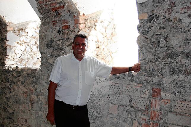 Bürgermeister Andreas Schmid in dem rustikalen Kellergewölbe, welches künftig ein Gastraum werden soll mit Blick auf den Bodensee.
