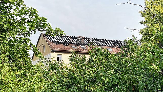 Das Dach der ehemaligen Villinger Jugendherberge ist nach dem Feuer Ende August größtenteils nur noch ein verkohltes Gerippe. Die ...
