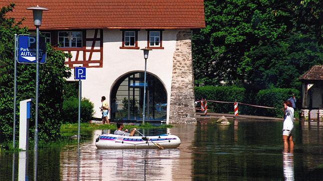 Auf der Seestraße vor dem Torhaus in Bodman war um Pfingsten 1999 der Name Programm: Die Straße war auch See und manche ruderten dort ...