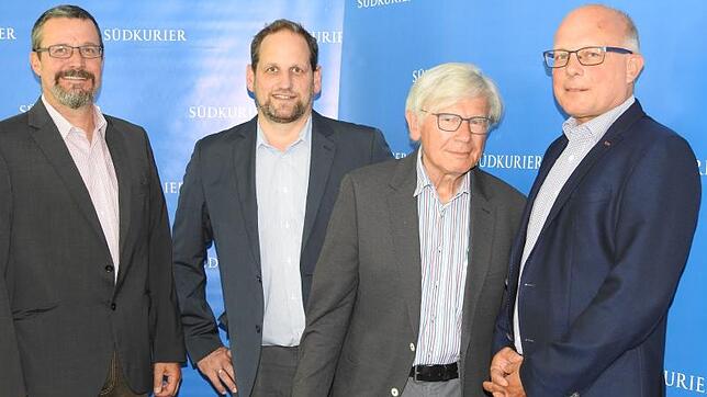 Der Bundestagskandidat der Linken, Lothar Schuchmann (Dritter von links), mit den SÜDKURIER-Redakteuren Andreas Gerber, Justus Obermeyer ...