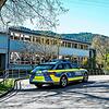 Polizeiautos sperren die Landenbergerstraße in Schramberg ab.
