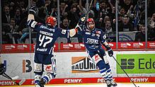 Torjubel: Alexander Karachun und Thomas Larkin von den Schwenninger Wild Wings.