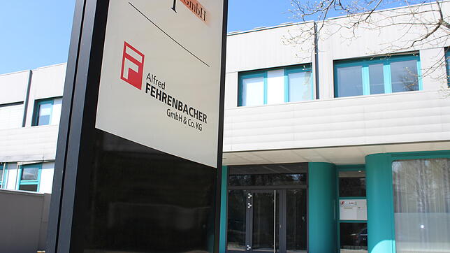 Das Schild der Alfred Fehrenbacher GmbH. Im Hintergrund der Firmensitz auf der Seebauernhöhe.
