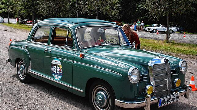 Deutsche Automobilgeschichte bei der Ralley Schwarzwald Classic: der Mercedes 190 Ponton.