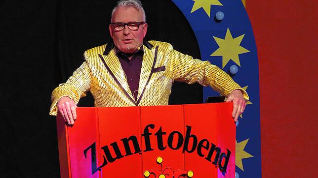 Zunftabendmoderator Ulli Meier war ganz in seinem Element. In sechs Verkleidungen spielte Meier gerne die Paraderollen.