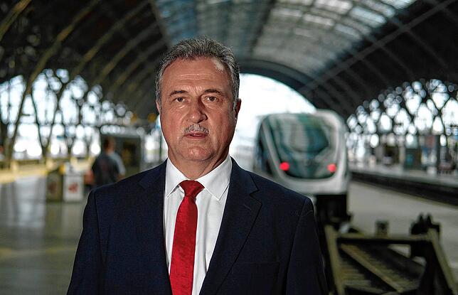 02.09.2021, Sachsen, Leipzig: Claus Weselsky, Vorsitzender der Gewerkschaft der Lokführer (GDL), steht im Hauptbahnhof.Auf Grund eines ...