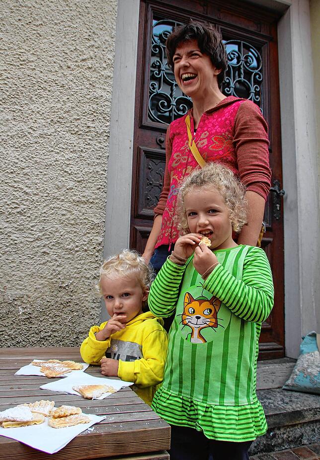 Lassen sich die Waffeln der Ministranten schmecken: Ursula Hug-Menghin mit ihren Kindern Fabian und Milena.