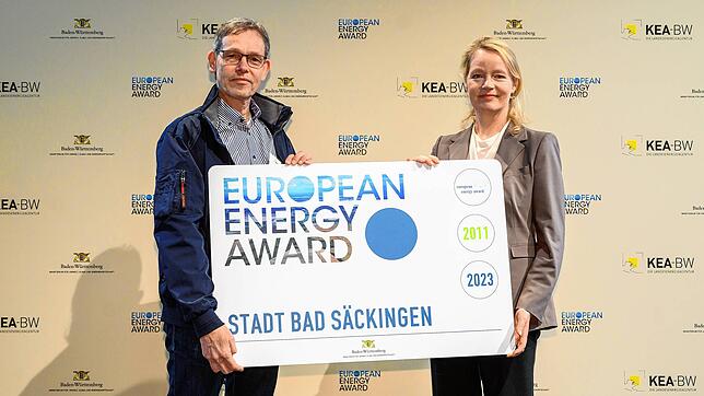 Umweltreferent Ralf Däubler nahm aus der Hand der baden-württembergischen Umweltministerin Thekla Walker der European Energy Award 2023 ...