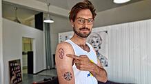 Simon Conrads hat ein neues Tattoo auf dem Oberarm. Das soll Diskussionen anstoßen &ndash; und Menschen zu mehr Organspenden motivieren.