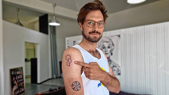 Simon Conrads hat ein neues Tattoo auf dem Oberarm. Das soll Diskussionen anstoßen &ndash; und Menschen zu mehr Organspenden motivieren.