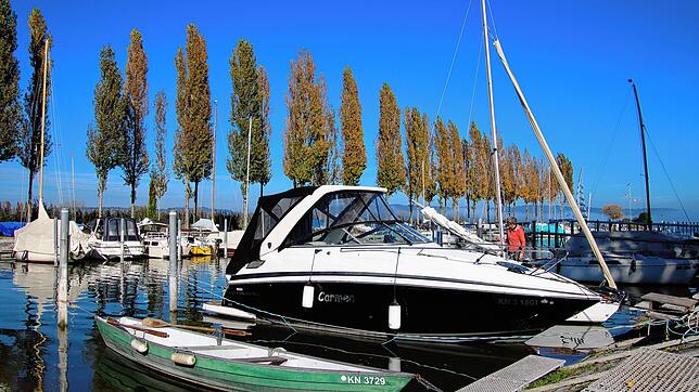 Im Hafen von Moos liegen Segel- und Motorboote vor Anker. Das Verhältnis der unterschiedlichen Bootstypen regelt seit 2020 eine Quote.