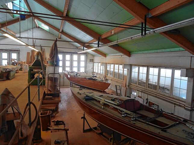 Restaurierte und gepflegte Yachten in der Halle der Werft.