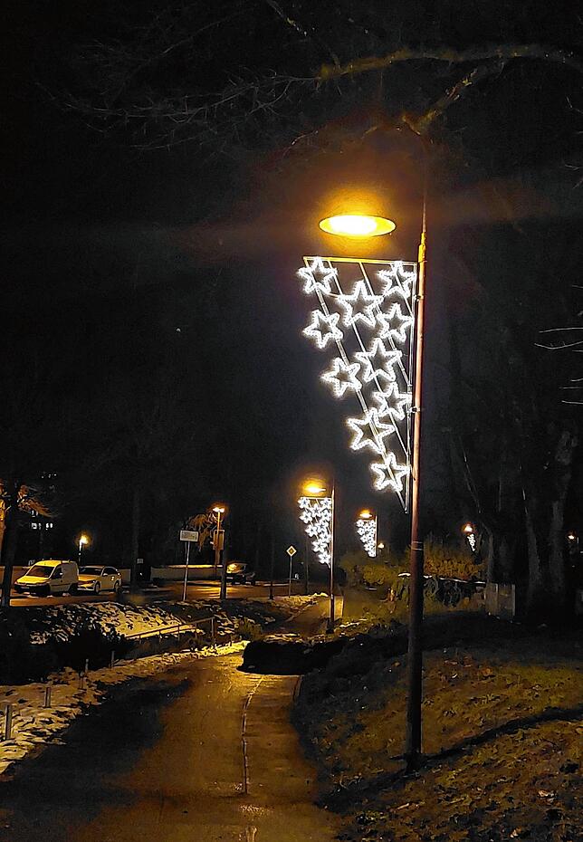 Sieben Lichtmasten-Ornamente mit Sternen sind in der Innenstadt verteilt.
