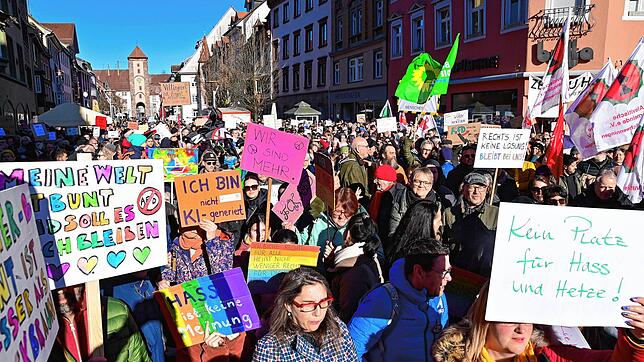 Bild : 2500 Menschen protestieren lautstark gegen Rechtsextremismus