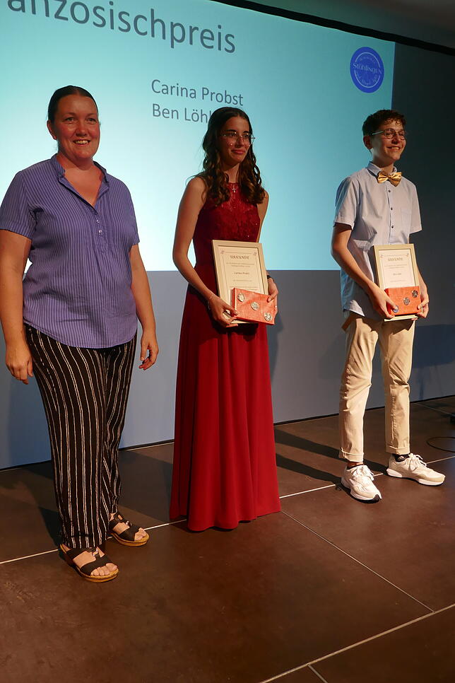 Carina Probst und Ben Löhle erhalten den Französischpreis des Partnerschaftskomitee Stühlingen-Bellême.