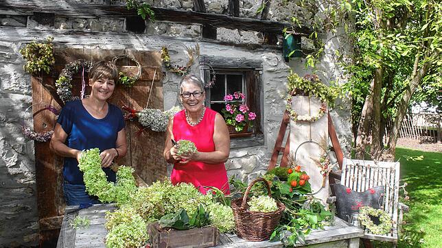 Christina Kästle (links) und Ulrike Joos zeigen hier im Bild, wie ein Hortensienkranz entsteht. Im Hintergrund zu sehen ist ein Teil der ...