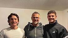 Vater Frank Berrer (Bildmitte) mit seinem Söhnen Joshua (links) und Fabio.