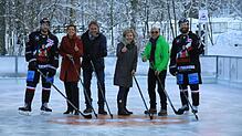 Die neue Eisbahn in der Ravennaschlucht ist eingeweiht. Von links Eishockeyprofi Marc Wittforth, Caroline von Ehrenstein, ...