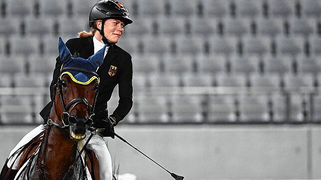 06.08.2021, Japan, Tokio: Moderner Fünfkampf: Olympia, Einzel, Frauen, Springreiten im Tokyo Stadium. Annika Schleu aus Deutschland nach ...