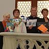 Hinter den Büchernächten stehen (von links) Kulturamtsleiter Michael Brunner, Sibylla Kleffner vom Verein Lesezeichen, Olivia Schnepf ...