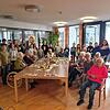 18 Schüler der Alemannenschule überreichten Senioren des Seniorenzentrums Sonnengarten Weihnachtsbriefe. Lernbegleiterin Kerstin Helling ...