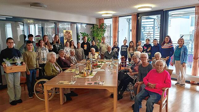 18 Schüler der Alemannenschule überreichten Senioren des Seniorenzentrums Sonnengarten Weihnachtsbriefe. Lernbegleiterin Kerstin Helling ...