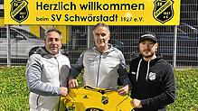 Neuer Trainer: Sportchef Roberto Munno (links) und Vorsitzender Sport Alexander Burkart (rechts) vom SV Schwörstadt freuen sich über die ...