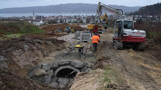 Im Neubaugebiet Haiden in Ludwigshafen laufen momentan Kanalbauarbeiten. In diesen Kanal auf dem Foto soll unter anderem auch der Bach, ...