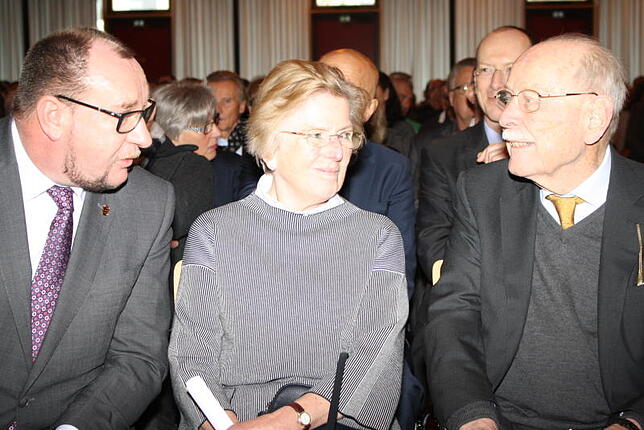 Der FDP-Landtagsabgeordnete Klaus Hoher (links) im Gespräch mit Max Markgraf von Baden und seiner Frau Valérie.