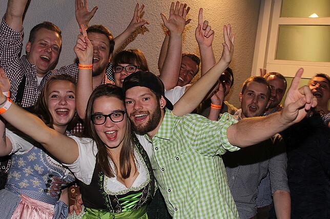 Bild 10: 1400 Gäste feiern die Halloweennacht in Tracht mit der Band Allgäu Power