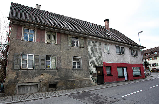 &bdquo;Es ist ein Schandfleck mitten im Ort&ldquo;, sagt Ortsvorsteher Wolfgang Gensle über dieses Gebäude. Er hofft, dass es mit dem ...