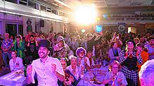 Bürgermeister Christoph Stolz (links vorne) hält am Samstag als Überraschung eine Büttenrede und hat beim Bunten Abend seine ...