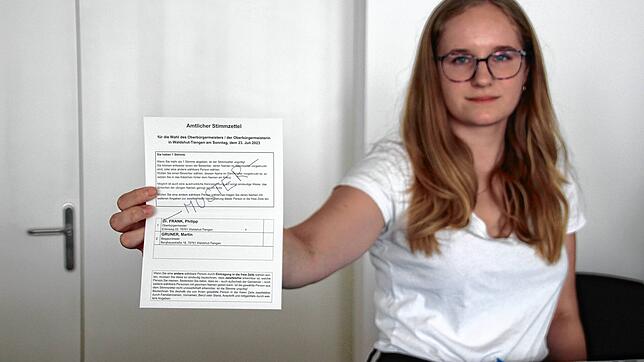 Julia Ritz, Leiterin der Geschäftsstelle im Gemeinderat, zeigt einen Stimmzettel für die OB-Wahl am 23. Juli 2023 in Waldshut-Tiengen.