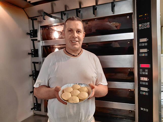 Oliver Adolph mit dem fertig vorbereiteten Dreikönigskuchen. In der Form wird der Dreikönigskuchen 30 Minuten bei 200 Grad im Ofen gebacken.