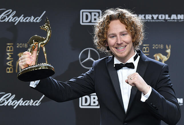 November 2018: Michael Schulte freut sich über den Publikums-Bambi.
