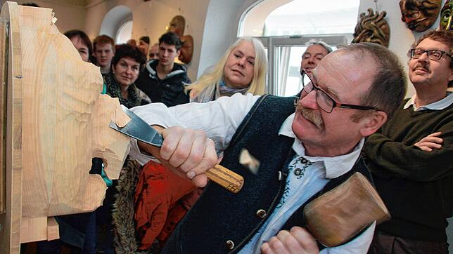 Bei der Arbeit an der Hexenmaske zuschauen – wie hier bei der Ausstellung vor sechs Jahren – wäre derzeit schon aus ...