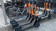 E-Scooter, wie hier die eines Anbieters am Singener Bahnhof, sind immer häufiger im Straßenverkehr zu sehen. Aber die schnellen Flitzer ...