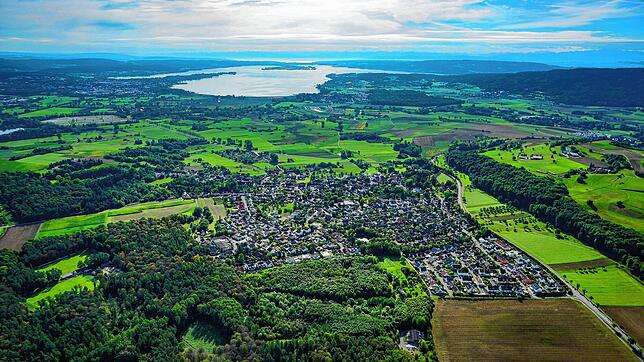 Der Singener Stadtteil Überlingen am Ried aus der Luft gesehen. Ende August ging die Erdbebenserie weiter, deretwegen es im Sommer schon ...