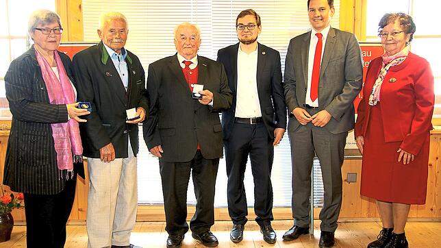 Stolz präsentieren Christa Lörcher (von links, Alois Kaiser und Lukas Duffner ihre hohen Ehrungen der SPD, die Willy-Brandt-Medaille. ...