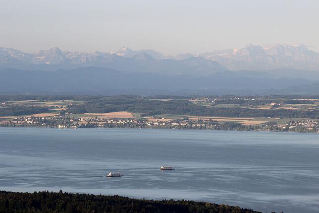 Zwei Fähren kreuzen sich auf der Strecke Konstanz/Meersburg auf dem Bodensee.